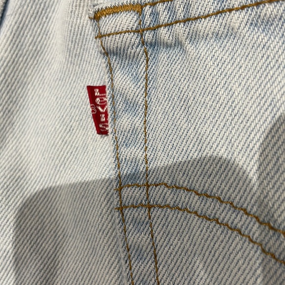 Levi’s light wash high waisted jean shorts - Picture 4 of 4